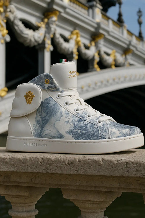 Chaussure montante haut de gamme blanche et bleue photographiée dans un décor parisien, édition luxe.